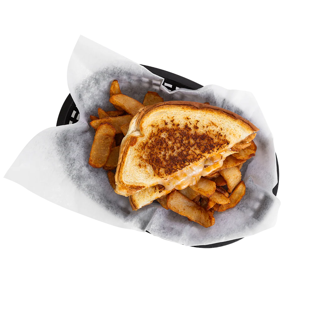 Mathis dévore son grilled cheese